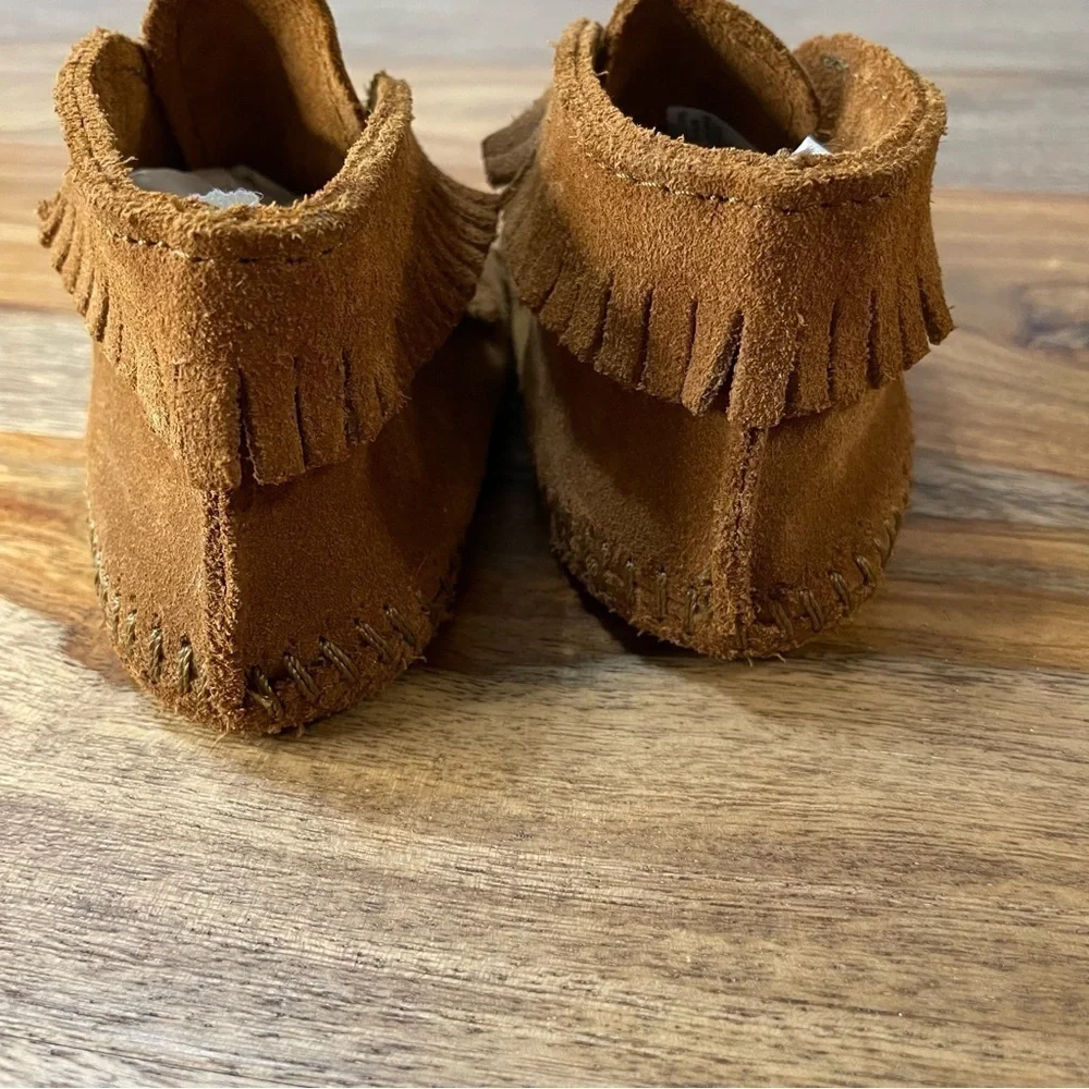 Minnetonka Moccasins 1122 - Infants Front Strap Bootie - Brown Suede C5‎